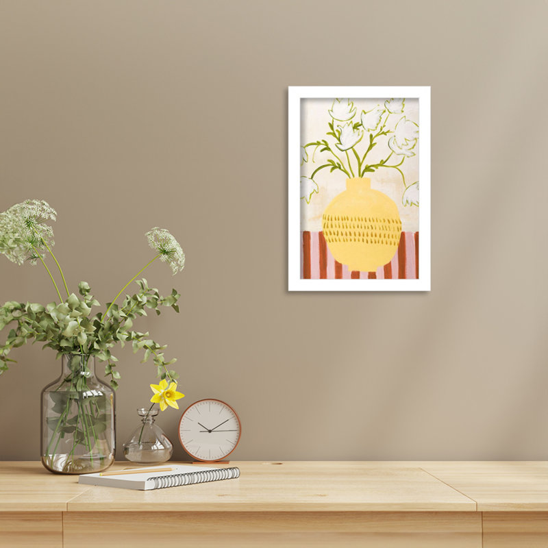 «Yellow Vase» par Design Fabrikken, impression sur bois encadrée, H 13 po x l 9 po, Blanc