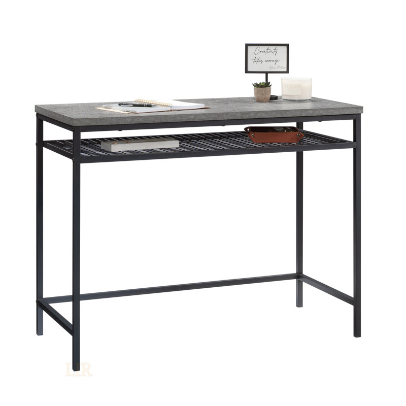 Bureau d'écriture compact gris avec dessus robuste et tablette inférieure, parfait pour les petits espaces et les intérieurs modernes.