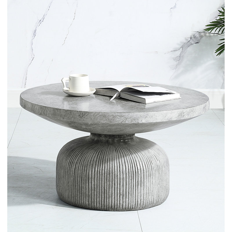 Table basse artistique en ciment avec surface ronde grise patinée et plateau