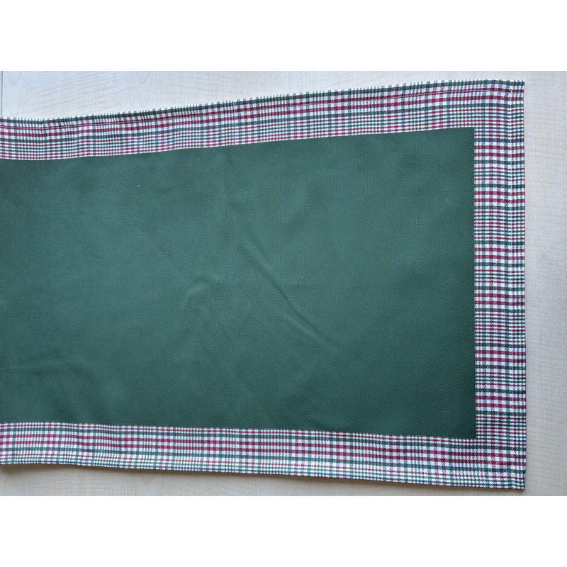 Chemin de table vert chasseur avec bordure à carreaux, décor des Fêtes