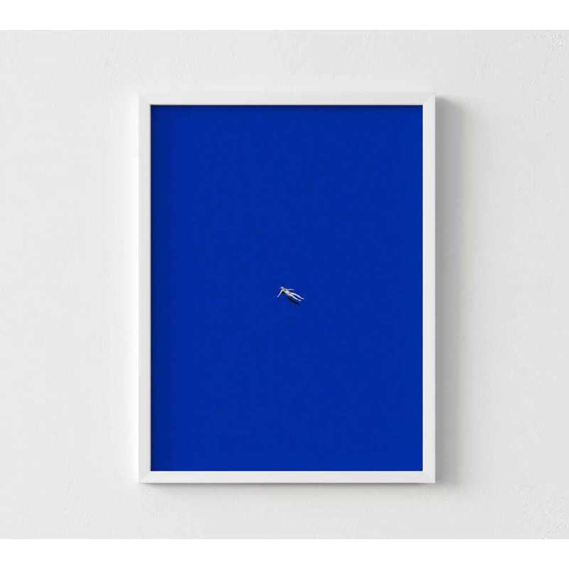 Minimal nageur en bleu - impression abstraite moderne de piscine, Impression encadrée sans passe-partout, H 16 po x l 12 po