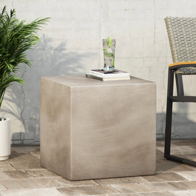 Table d'appoint grise qui rehausse l'attrait du patio et ajoute du style à votre cour