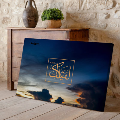 Toile «A Serene Twilight Sky» peinte en noir profond et art mural gris avec des nuages ondulants illuminés par des tons chauds de toile orange