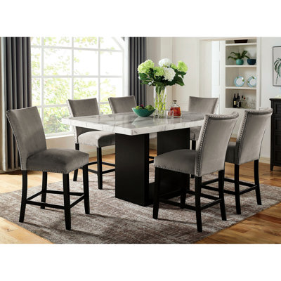 Ensemble de salle à manger 7 pièces avec table haute en marbre véritable et 6 chaises hautes en flanelle rembourrée, idéal pour une décoration intérieure de style transitionnel, finitions cloutées, tons noirs ou gris.