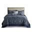 Chambre bleu marine avec coussins décoratifs - Linge de lit confortable et élégante pour une ambiance paisible. Ensemble de 5 pièces en coton, style chic et tendance.