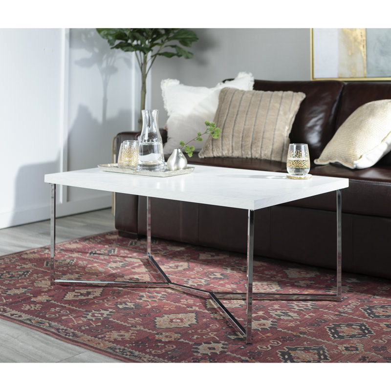 Table basse glam à pieds croisés Maksymilian, Chrome, Faux marbre blanc