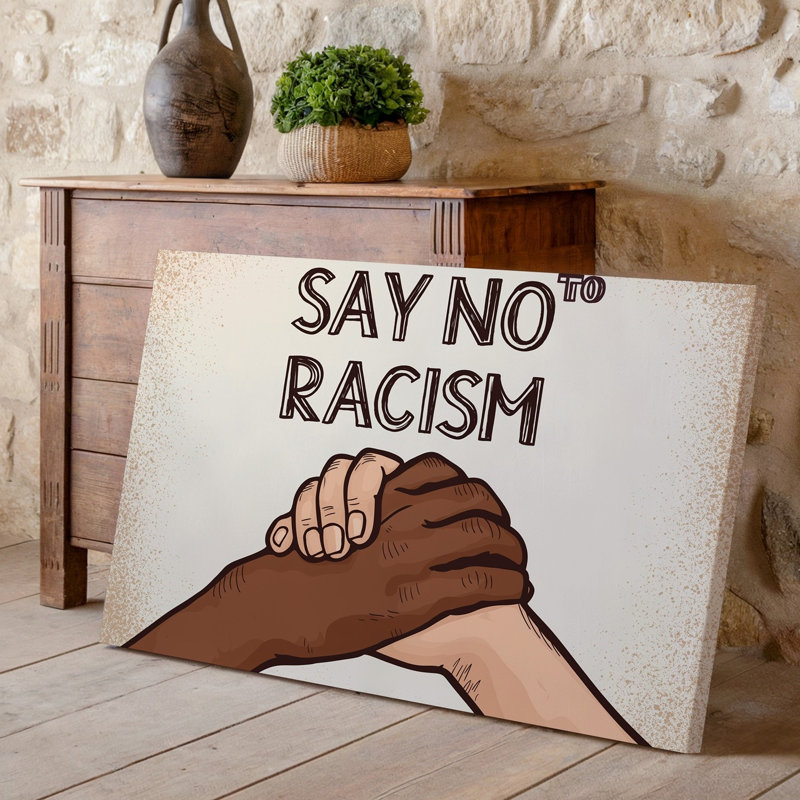 La toile crée une illustration mettant en vedette deux mains jointes l'une avec l'art mural, une riche teinte de peau brune et l'autre avec un art mural sur toile
