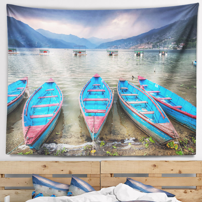 Rangée de canots bleus dans pokhara lake tapisserie, H 50 po x l 60 po