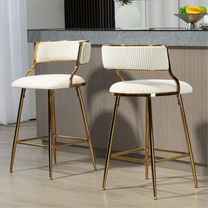 Confortables tabourets de bar à hauteur de comptoir en velours côtelé avec dossier et repose-pieds, idéaux pour un îlot de cuisine et divers espaces.