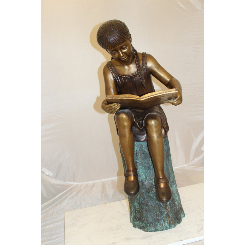 Berube assise sur une souche d'arbre lisant un livre en bronze - L 15 po x l 17 po x H 38 po