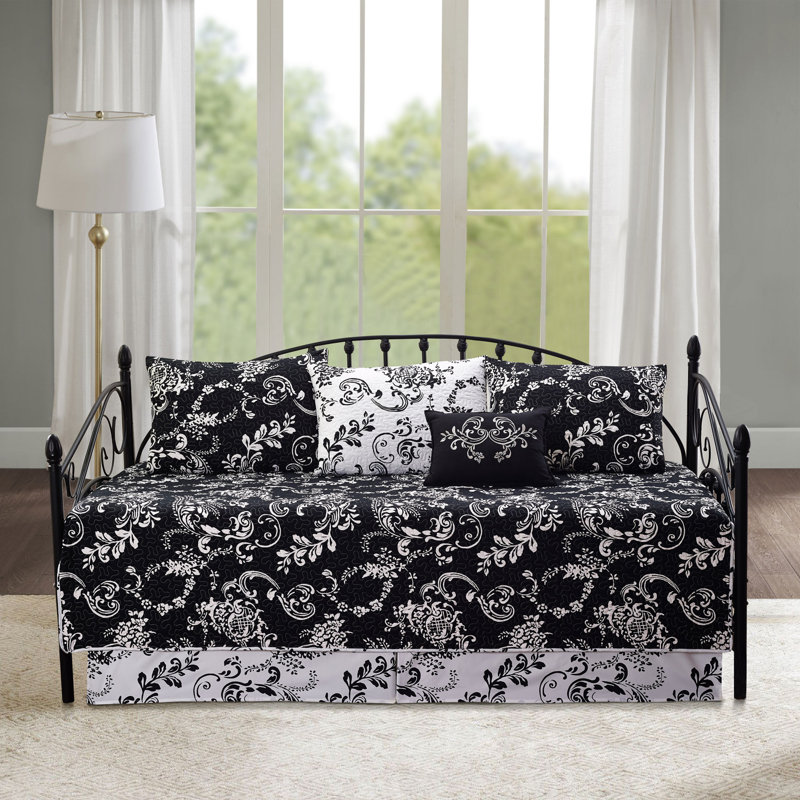 Polyester Floral Quilt with Pillow Shams Included, Black