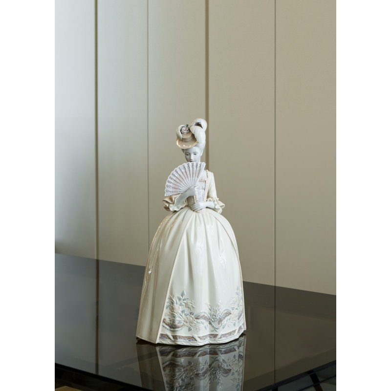 Statue femme en porcelaine bisous, Beige