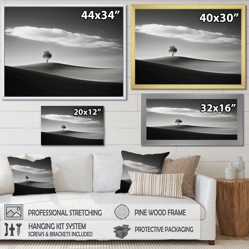 «Solitude Tree Black and White Meadow», photographie sur toile, H 16 po x l 32 po x P 1 po, Cadre doré simple