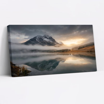 Art mural sur toile Snowy Mountain Reflection in Misty Lake at Sunrise