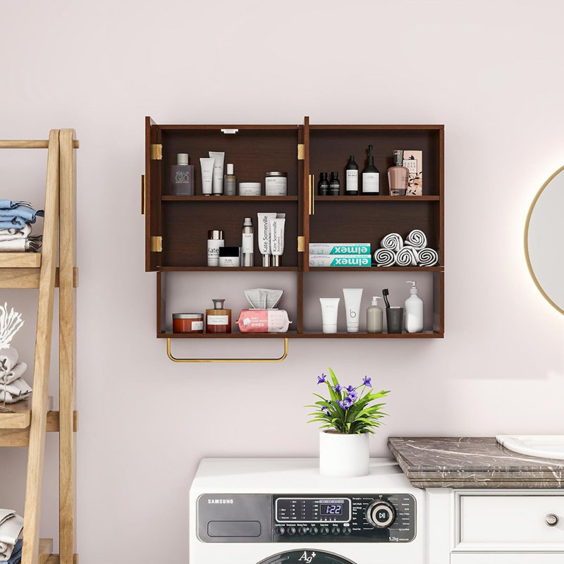 Armoire de salle de bain murale en bois massif avec 2 portes et 4 tablettes ouvertes au-dessus de la toilette avec barre à serviettes