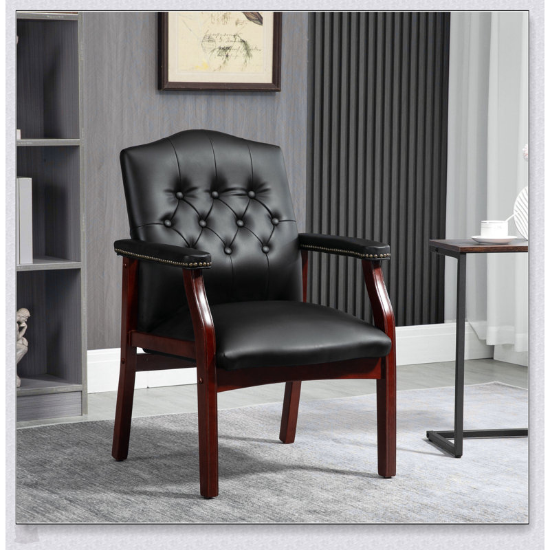 Chaise d'invité luxueuse en cuir avec siège et accoudoirs rembourrés, conception ergonomique à dossier moyen pour une assise de bureau confortable