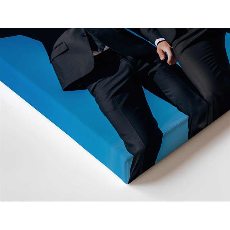 Toile «A Dramatic Low Angle Shot» mettant en vedette deux hommes vêtus habilement en costume noir, exsudant un sentiment de confiance et d'intensité, art mural