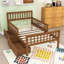 Lit plateforme en bois avec garde-corps et tiroirs de rangement-441380453