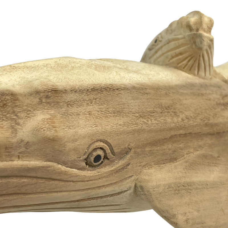 Sculpture Kairon côtière en bois de teck indonésien sculpté à la main, baleine à bosse et veau, brun naturel - L 20 po x H 5,75 po x l 7,25 po