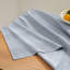 Nappe de base en lin texturé de base, nappe de 52 po x 70 po de style chambray bleu clair de style campagnard, nappes résistantes et infroissables lavables