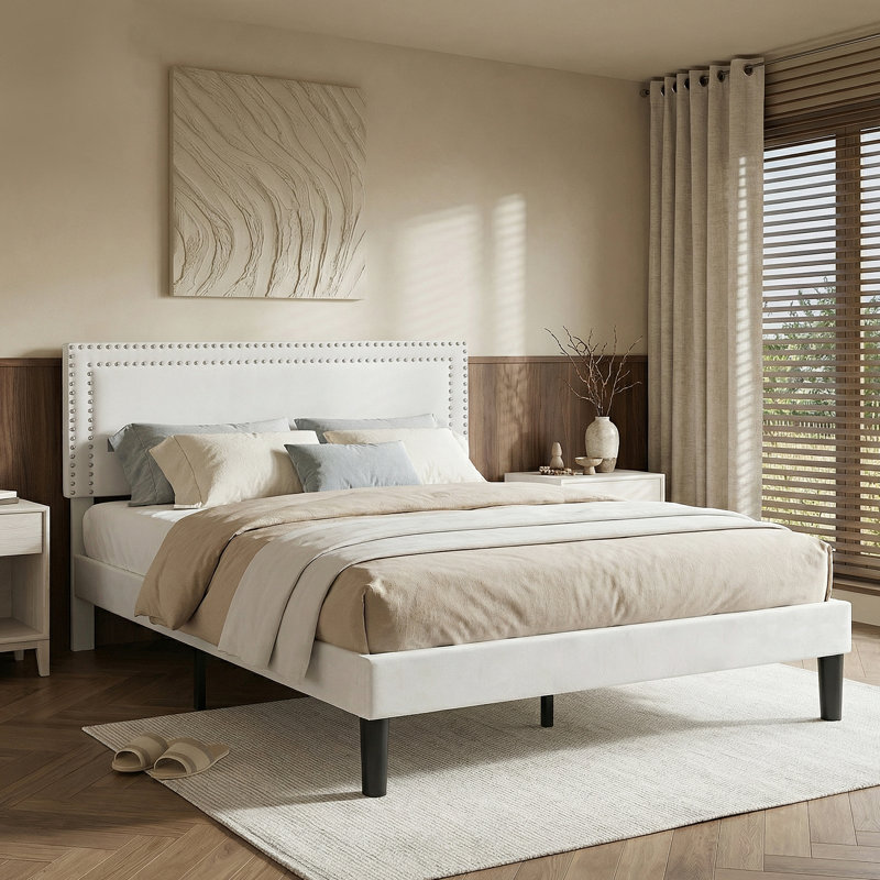 Grand lit plateforme tapissier en velours blanc avec tête de lit ajustable, cadre de lit moderne avec lattes de bois, aucun sommier requis