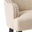 Fauteuil de salon beige recouvert de tissu pour une ambiance relaxante