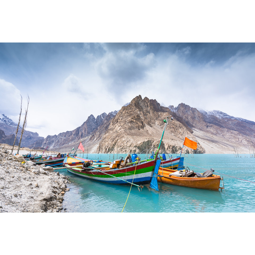 Natürliche Aussicht entlang des Attabad-Sees in den pakistanischen Bergen im Hunza-Tal