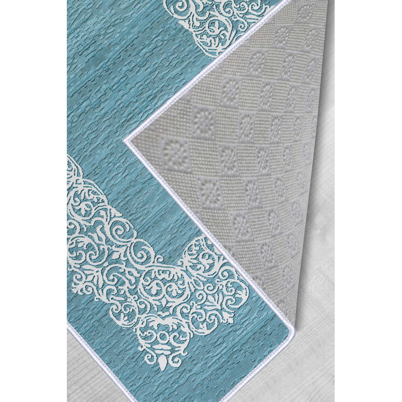 Tapis bleu / blanc en polyester tissé à la machine Berggren, Rectangle 5 pi 11 po x 9 pi 2 po