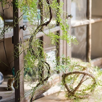 Plante suspendue artificielle rustique dans un pot de fleurs
