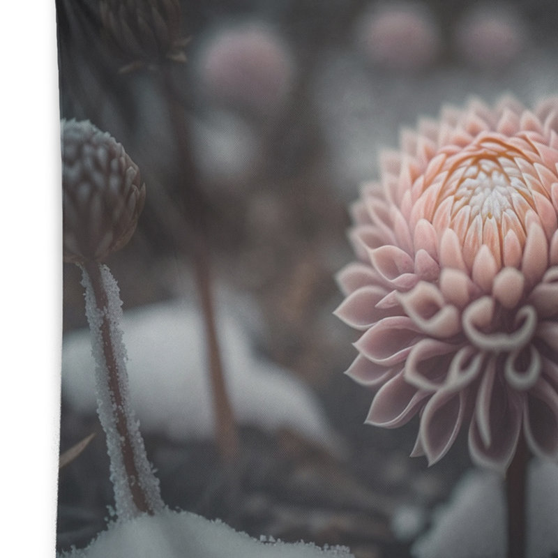 Tapisserie en polyester avec fleur de dahlia rose en hiver II, H 50 po x l 60 po