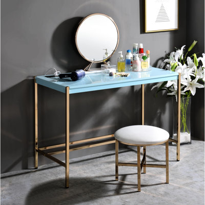Bureau bleu et or élégant avec espace d'écriture pratique