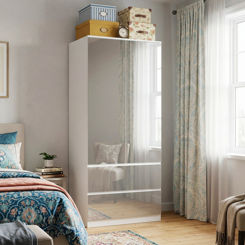 Armoire moderne avec panneaux de porte en miroir