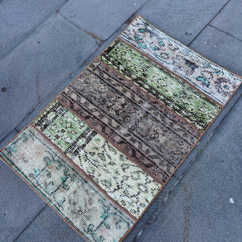 Tapis traditionnel d'inspiration turque avec de riches teintes pour une esthétique luxueuse