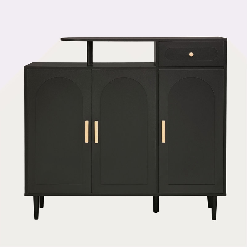 Élégante armoire à chaussures avec portes et tiroirs arqués, buffet de rangement de style crème avec tablettes réglables et pieds en bois massif pour le hall d'entrée et le salon
