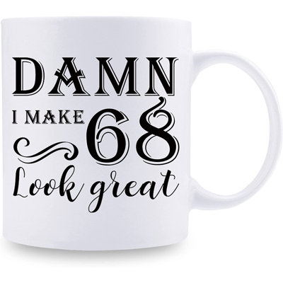68e cadeaux d'anniversaire pour femmes - «Damn I Make 68 Look Great» - 68 ans de cadeaux pour femme, mari, maman, papa, soeurs, frères, amis et collègues - tasse à café de 11 oz