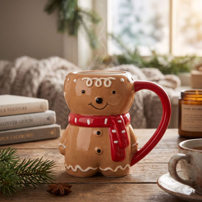 Tasse en céramique de bonhomme en pain d'épice avec foulard rouge