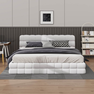 Très grand lit avec tête de lit, structure de lit plateforme recouverte de tissu avec support en lattes de bois