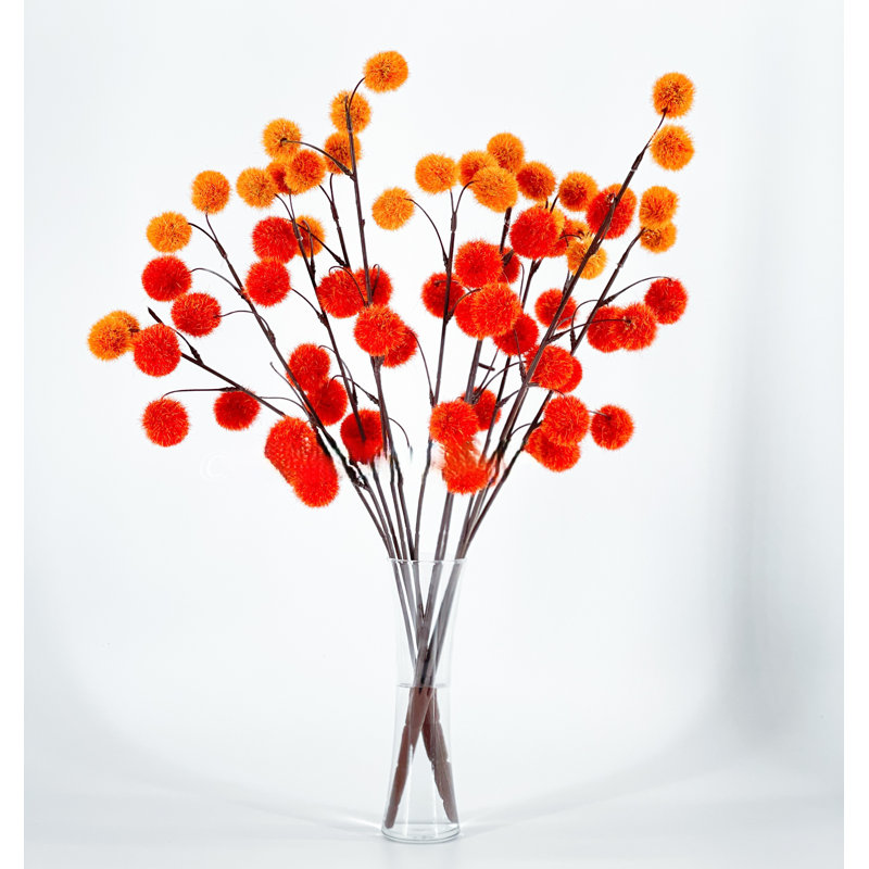 Arrangement artificiel de boules de billy orange et rouges dans un vase