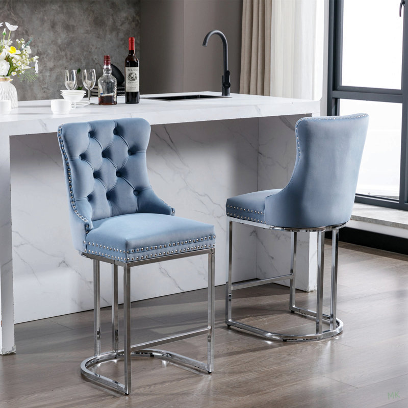 Ensemble de 2 tabourets de bar 26 po à hauteur de comptoir, tabourets de bar modernes en velours avec dossier à boutons et garniture de rivets, tabourets de bar robustes avec pieds en métal chromé, bleu clair, paquet de 2