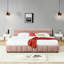 Lit très grand moderne avec revêtement en chenille rose, structure solide et tête de lit avec tiroirs de rangement