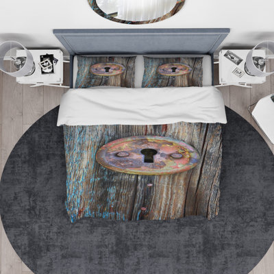 Ensemble de housse de couette designart rouillée colorée serrure sur une porte en bois