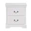 Table de chevet classique à 2 tiroirs Classic au fini blanc, parfaite pour le rangement dans la chambre à coucher et la décoration élégante.
