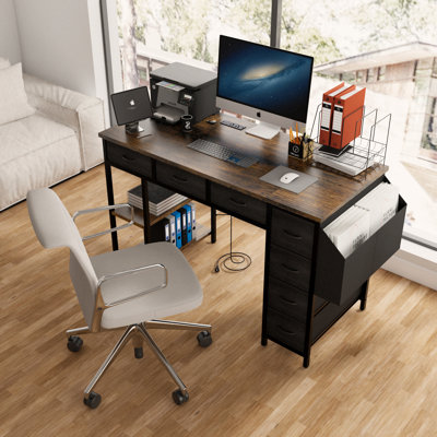 Bureau d'ordinateur 47 po avec prises de recharge, brun rustique. 7 tiroirs en tissu et poche latérale. Polyvalent pour les jeux et le travail. Tiroirs à cadre solide brun. Utilisation quotidienne. Rectangulaire moderne