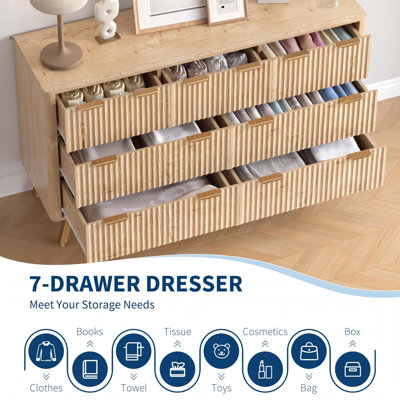 Commode en bois cannelée à 7 tiroirs avec poignées en métal de couleur dorée, base en fer, grand rangement et meuble télé pour le salon de la chambre à coucher