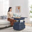 Table de bout roulante à hauteur ajustable laquée ultrabrillante avec station de charge et roues universelles avec freins, table à plateau relevable multifonctionnelle avec tiroirs de rangement pour la chambre à coucher du salon-129593851