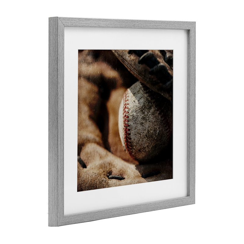 Be Be Ball Baseball, reproduction encadrée sous verre, conception de Kim Allen, H 13 po x l 13 po, Cadre de ferme gris
