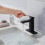 Robinet de lavabo de salle de bain à poignée simple avec bec cascade-115745043