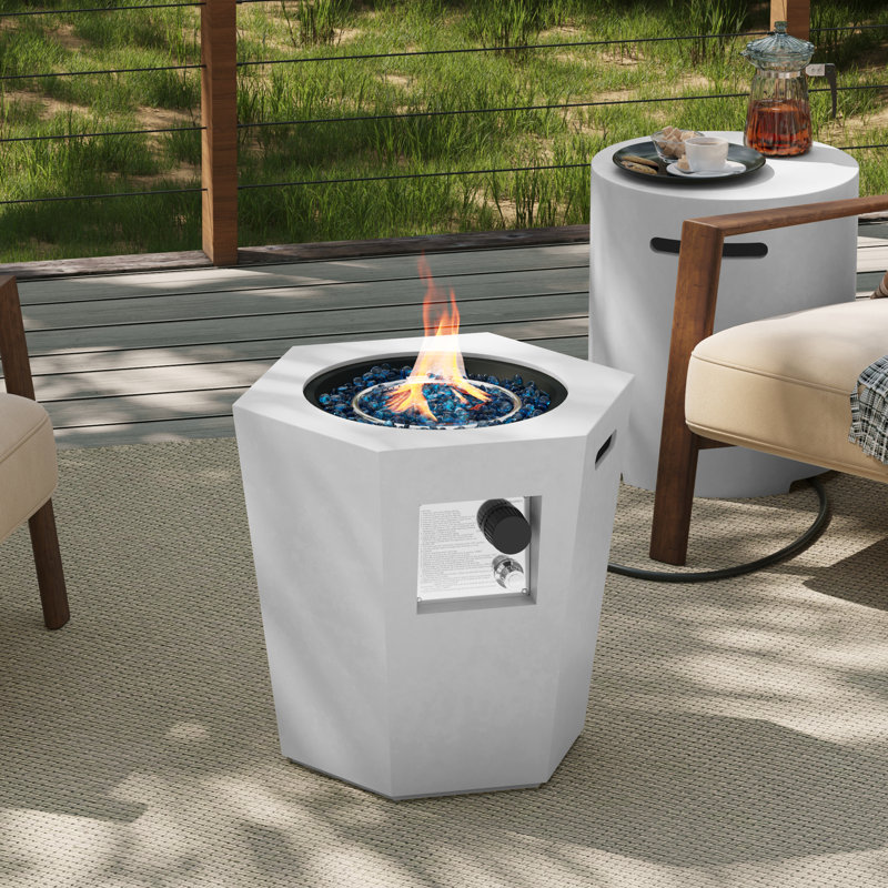 Foyer d'extérieur au propane en béton hexagonal de 40 000 BTU avec couvercle de réservoir de propane Cassietta, Blanc