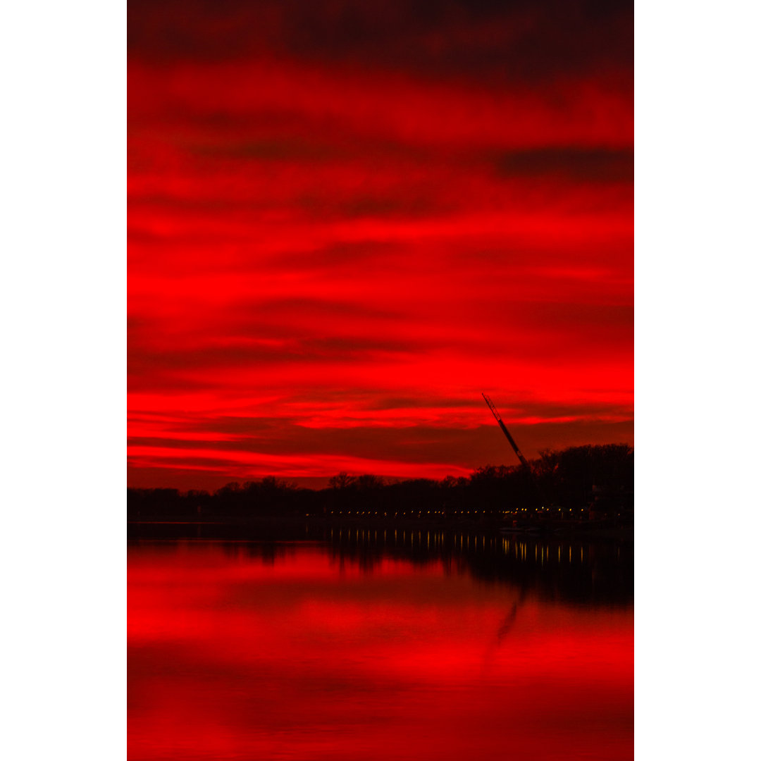 Brennender Himmel - Sonnenuntergang über dem See von Drbouz - Druck auf Leinwand ohne Rahmen