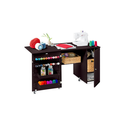 Grande table de couture pliante, station de travail portable polyvalente et bureau d'appoint avec conception compacte, roulettes, tablettes de rangement, 2 plateaux de rangement, portes magnétiques - brun